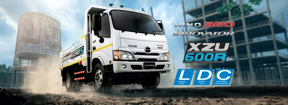 HINO 300 XZU600R รถบรรทุก 6 ล้อกระบะสีขาวในพื้นที่ก่อสร้าง