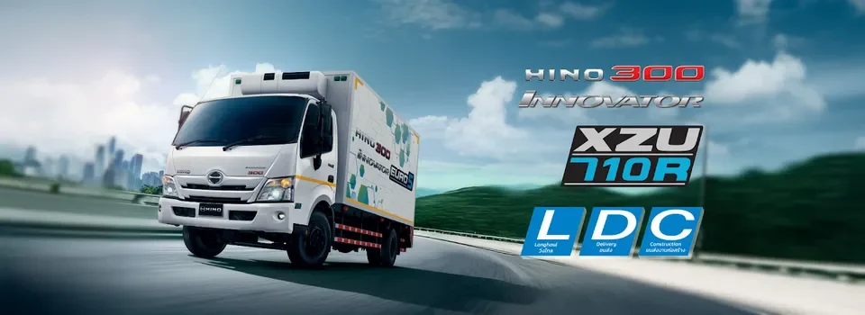 HINO 300 XZU710R รถบรรทุกตู้ควบคุมอุณหภูมิสีขาวบนทางโค้ง