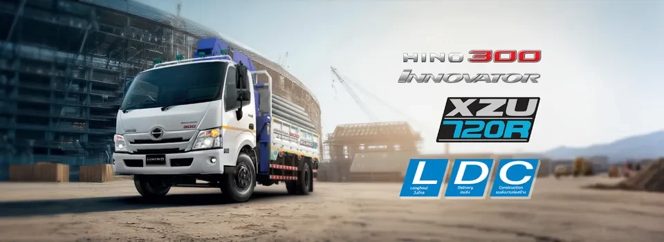 HINO 300 XZU720R รถบรรทุกกระบะพร้อมเครนในพื้นที่ก่อสร้าง