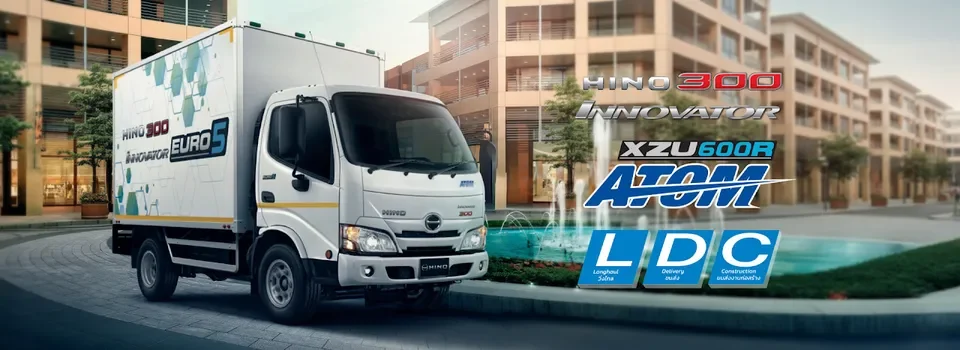 HINO 300 ATOM XZU600R รถบรรทุก 4 ล้อตู้ทึบสีขาวบนถนนในเมือง