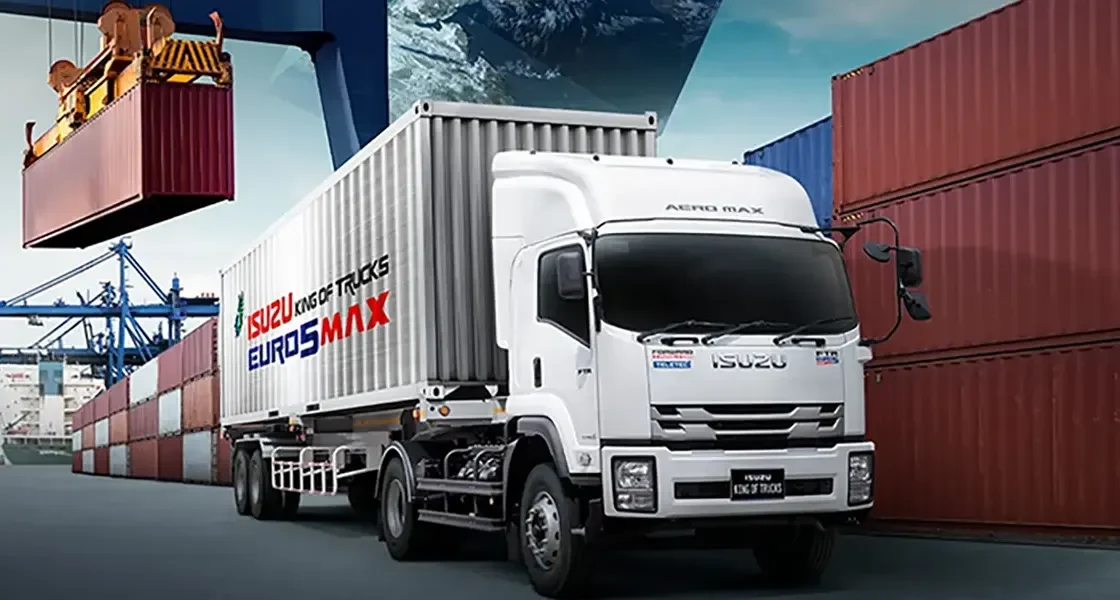 หัวลาก ISUZU FTR TRACTOR สีขาวลากตู้คอนเทนเนอร์ในลานท่าเรือ