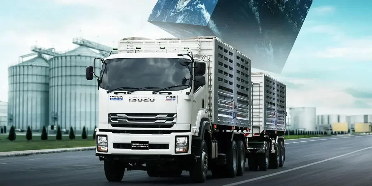 รถบรรทุก ISUZU FXZ สีขาวพร้อมตัวถังคอก วิ่งบนถนนในเขตอุตสาหกรรม