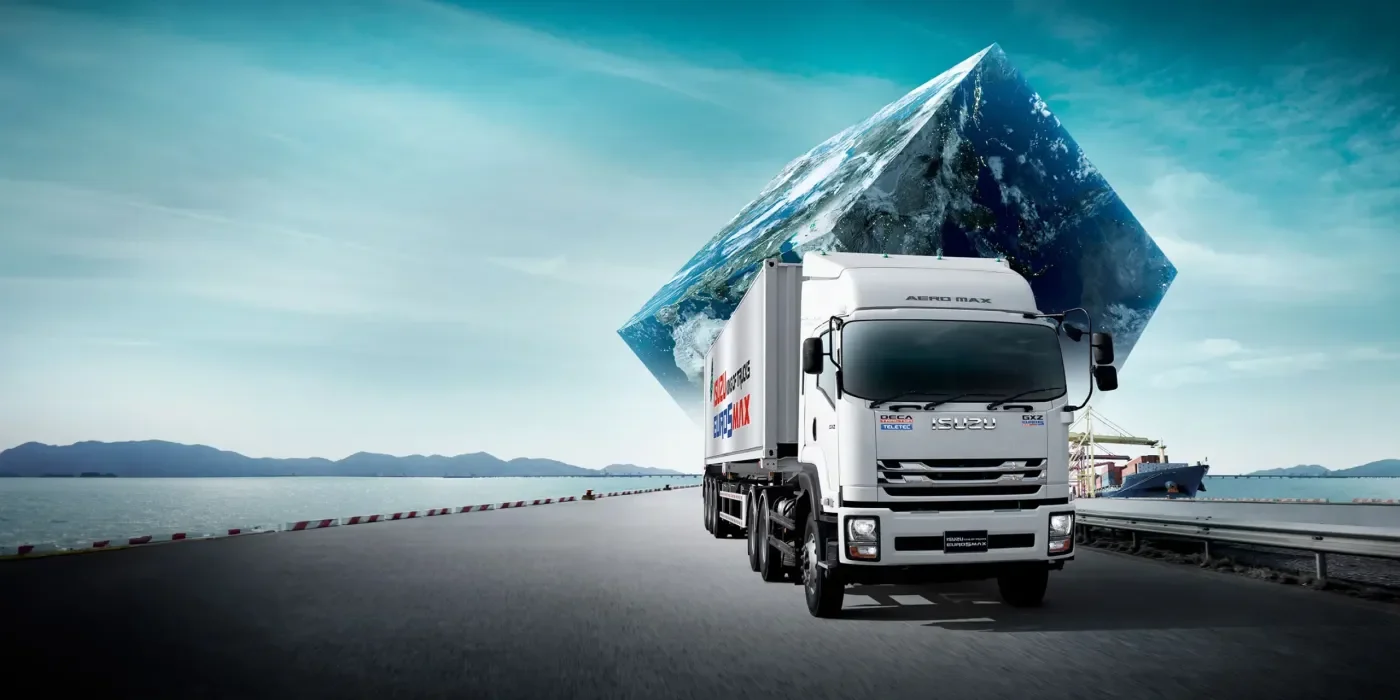 รถหัวลาก Isuzu GXZ สีขาวพร้อมตู้บรรทุก วิ่งบนถนนบริเวณท่าเรือ