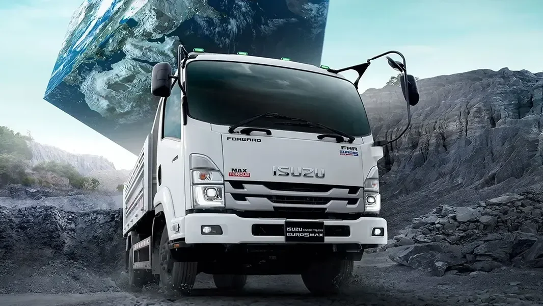 ภาพโฆษณา Isuzu FRR EURO 5 สีขาวในพื้นที่เหมือง พร้อมก้อนหินขนาดใหญ่เหนือรถ