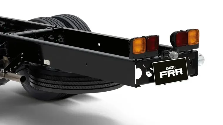 แชสซีส์ Isuzu FRR และส่วนท้ายโครงรถพร้อมโคมไฟ
