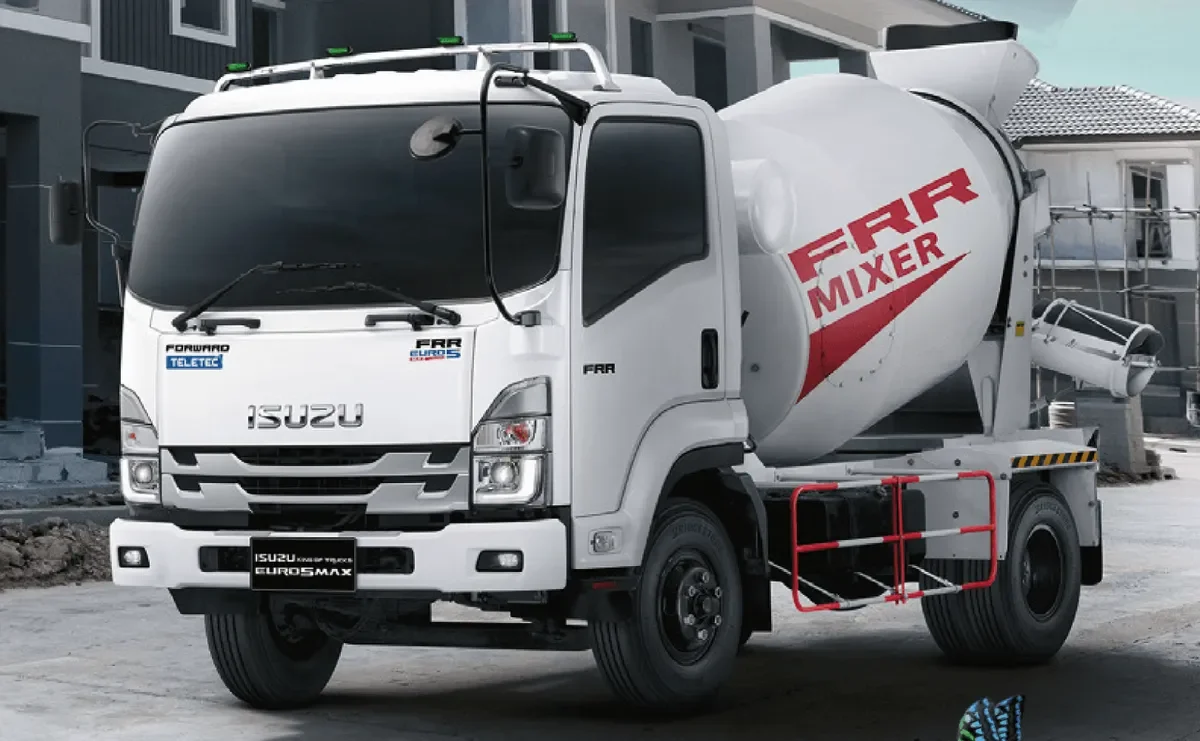 Isuzu FRR MIXER รถโม่ปูนสีขาว 6 ล้อ จอดในโครงการก่อสร้างบ้าน ภาพจากโบรชัวร์ FRR Mixer