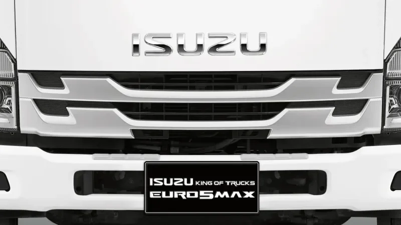 กระจังหน้าสีเงิน Matte Silver พร้อมตรา ISUZU บนรถ FRR