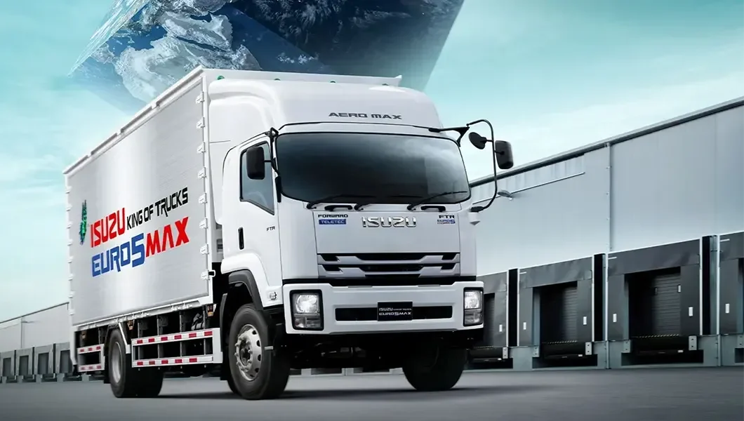 ภาพโฆษณา Isuzu FTR EURO 5 สีขาวติดตั้งตู้บรรทุกในลานคลังสินค้า