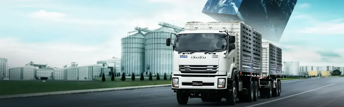 รถบรรทุก Isuzu FXZ สีขาวพร้อมตัวถังบรรทุกสินค้า หน้าพื้นที่อุตสาหกรรม