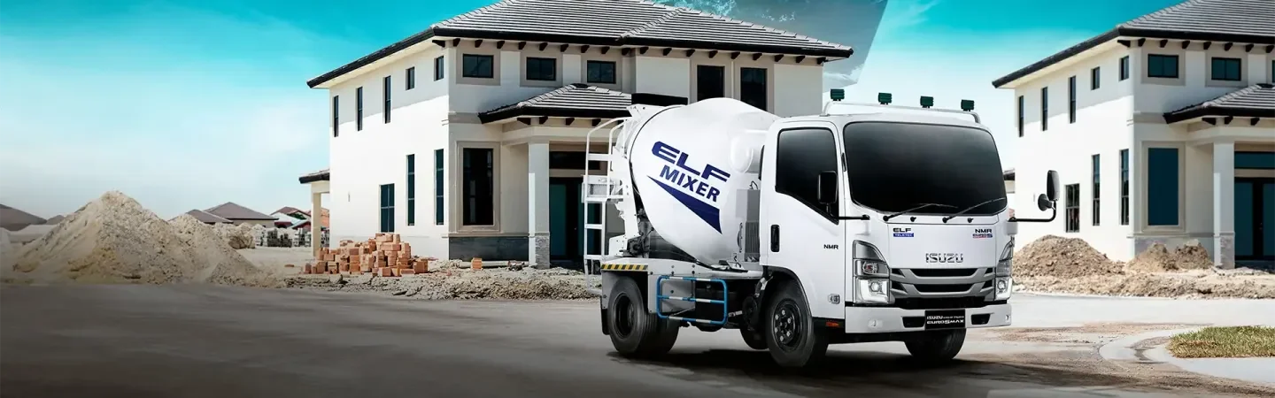 Isuzu NMR MIXER รถโม่ปูนสีขาวจอดที่หน้างานก่อสร้างบ้าน