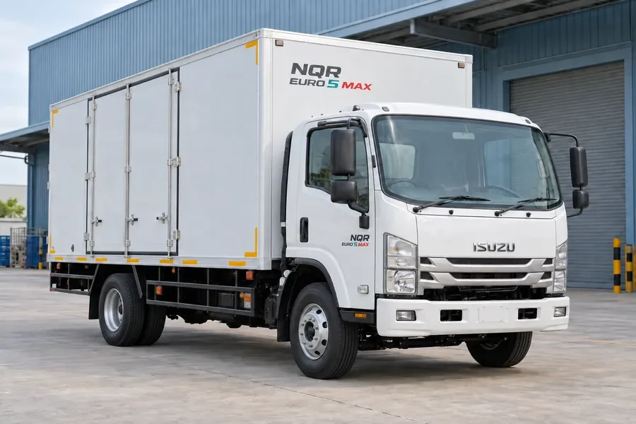 ภาพสร้างด้วย AI ของ Isuzu NQR EURO 5 MAX ตัวถังตู้แห้งแบบเปิดข้าง