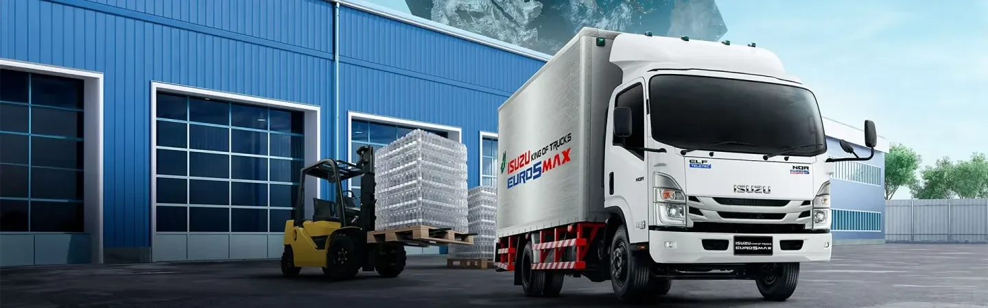 รถบรรทุก Isuzu NQR สีขาวพร้อมตู้บรรทุกและรถยกหน้าโกดังสีน้ำเงิน
